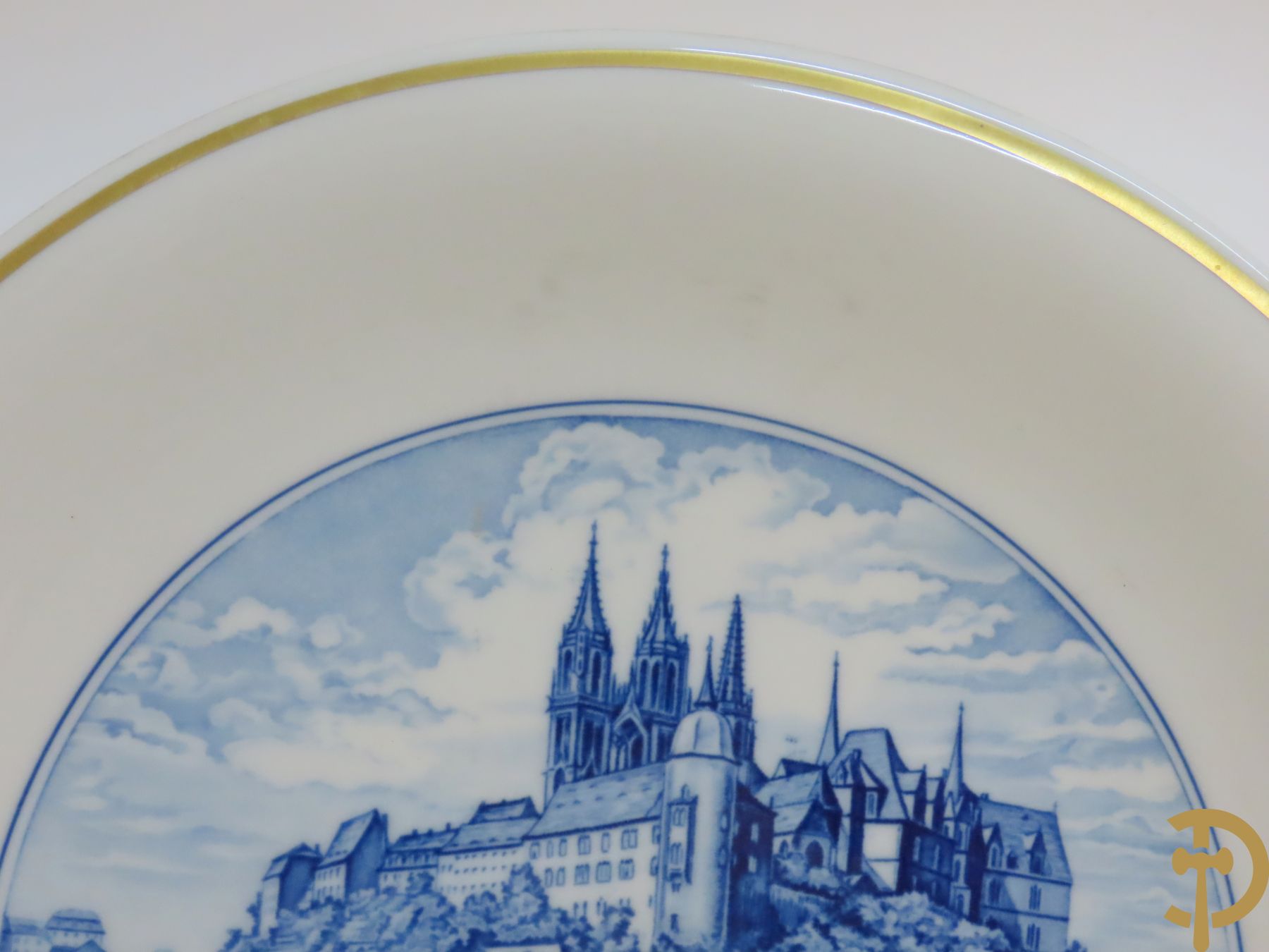 Zes porseleinen borden onder gemerkt met zwaarden / Meissen : 1 bord met stadstafereel, 1 verlucht bord met drakendecor, 1 bord met vogeldecor, 1 met bloemen en 2 met bloemendecor omgeven door vergulde rand