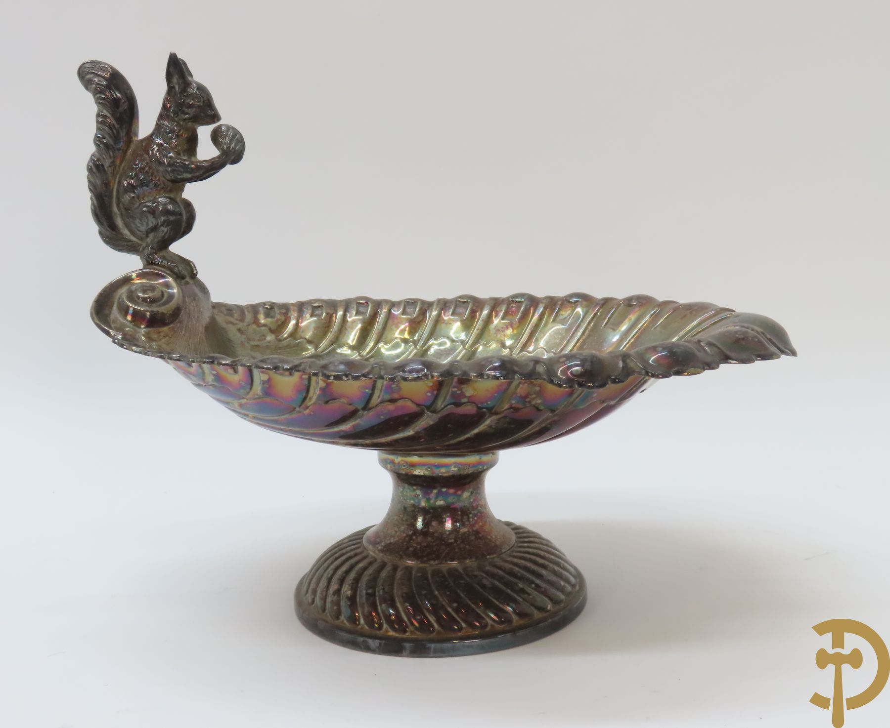 Verzilverd koffiestel MFD & Plated by Reed & Barton 2046 bestaande uit koffiekan, melkkan en suikerpot met ovale medaillons + verzilverde coupe met eekhoorn en rocaille + verzilverde coupe met glas + Verzilverde schenkkan met houten handvat