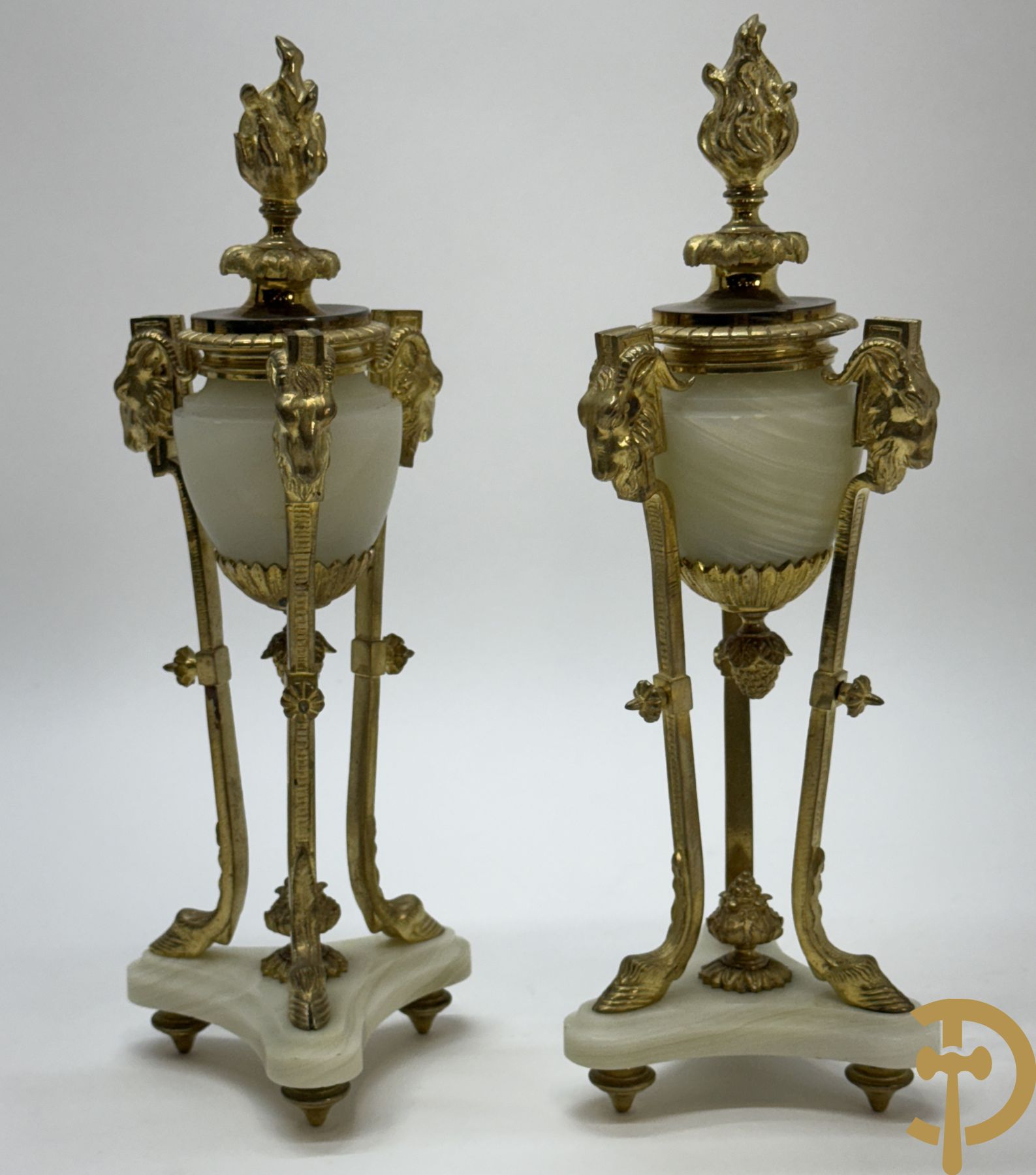 Paar vuurvergulde bronzen cassolettes met onix bezet met bokkepootjes en ramskoppen, bovenaan met flambeau