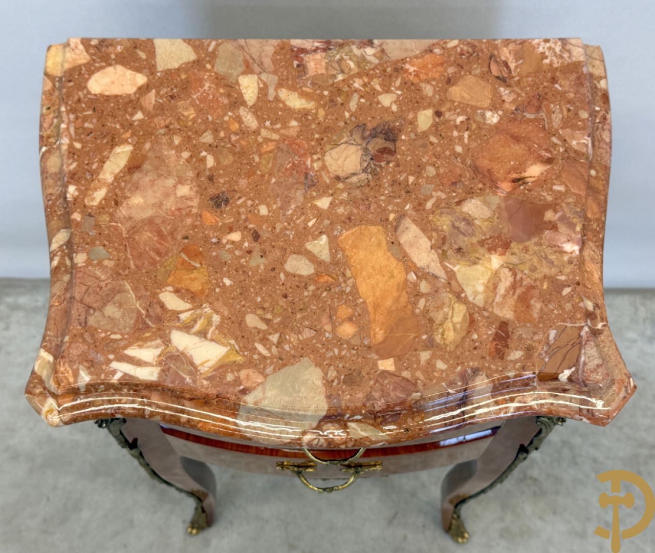 Paar notelaren Louis XV bijzetkastjes op hoge poten met 2 lades, bezet met bronzen ormamenten en marmeren blad