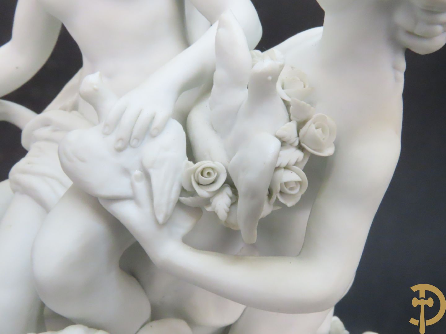 Porseleinen sierbeeld met 4 naakte dames en cupido bezet met bloemenkransen, Sèvres gemerkt