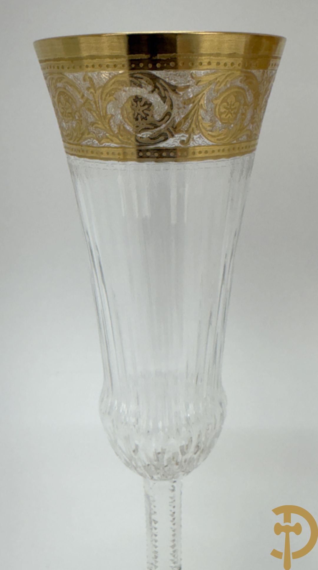 Zes fluitvormige kristallen champagne glazen met Thistle decor, cristallerie Saint Louis gemerkt