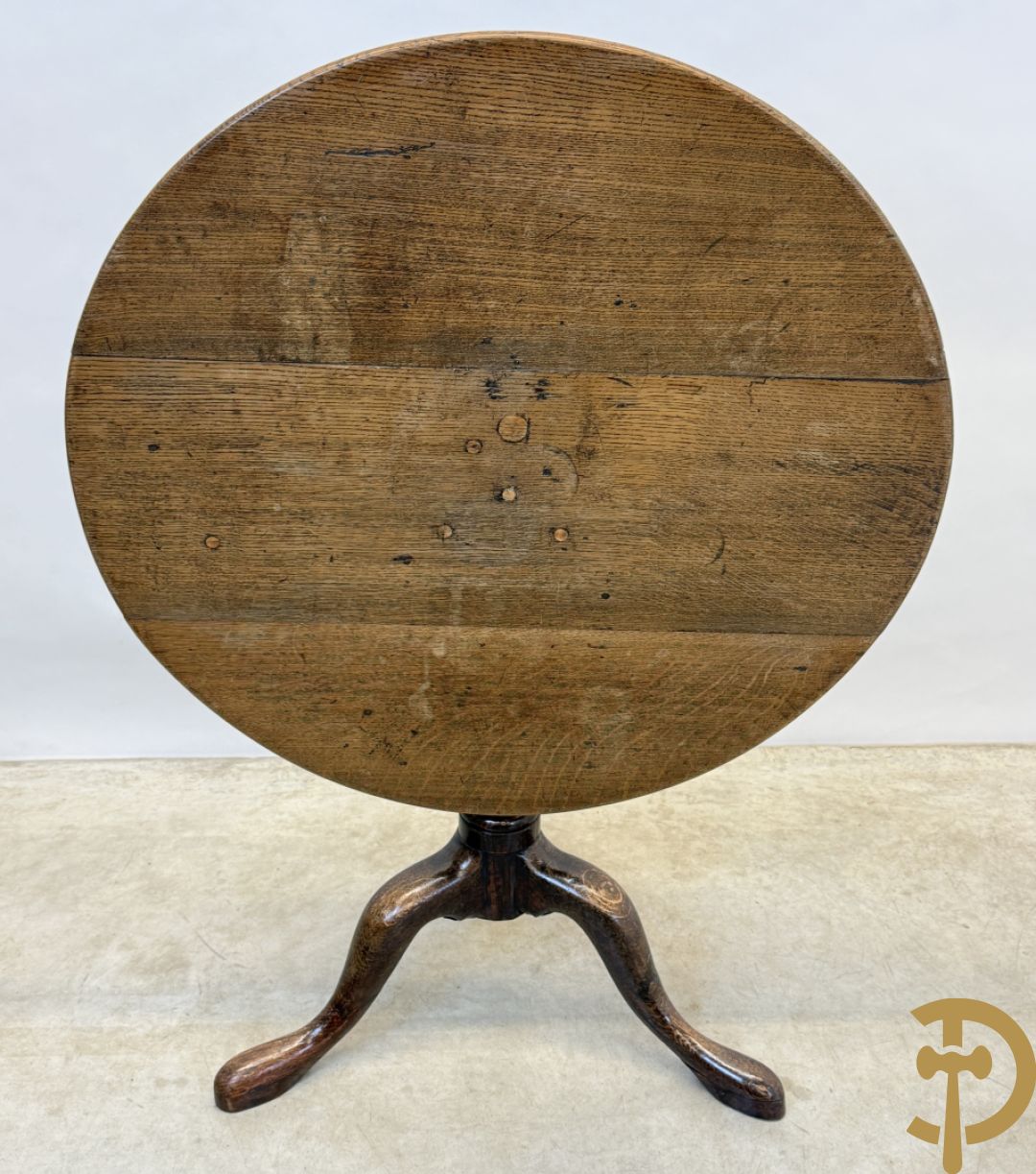 Engelse eiken ronde kantelbare flaptafel op Queen Anne poten + eiken bijzettafel op driepikkel