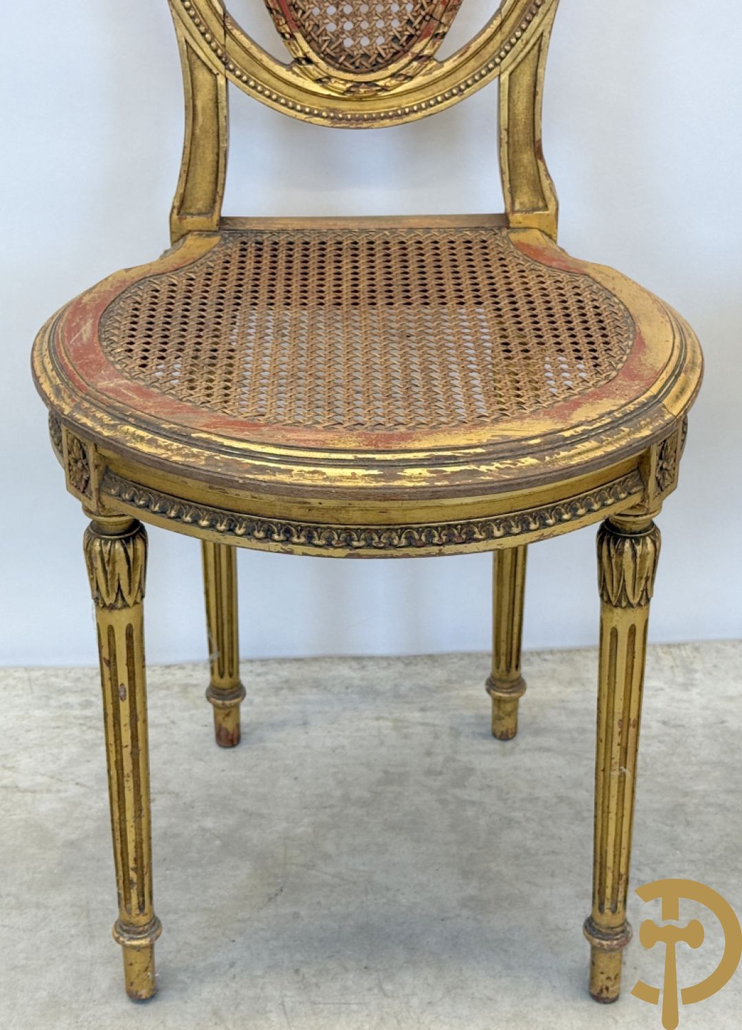 Ovale vergulde salontafel met Louis XVI motieven op gecanneleerde poten - met marmeren blad + 2 vergulde Louis XVI stoelen