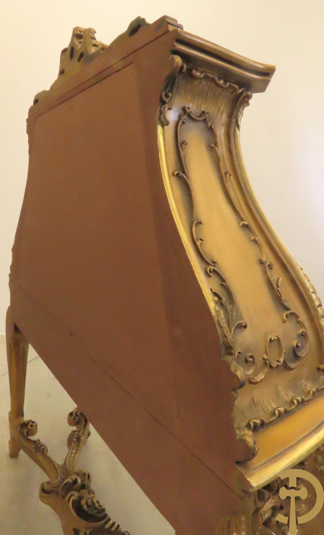 Uitzonderlijke vergulde bar met accanthusranken en bloemenmotieven op voluutvormige poten