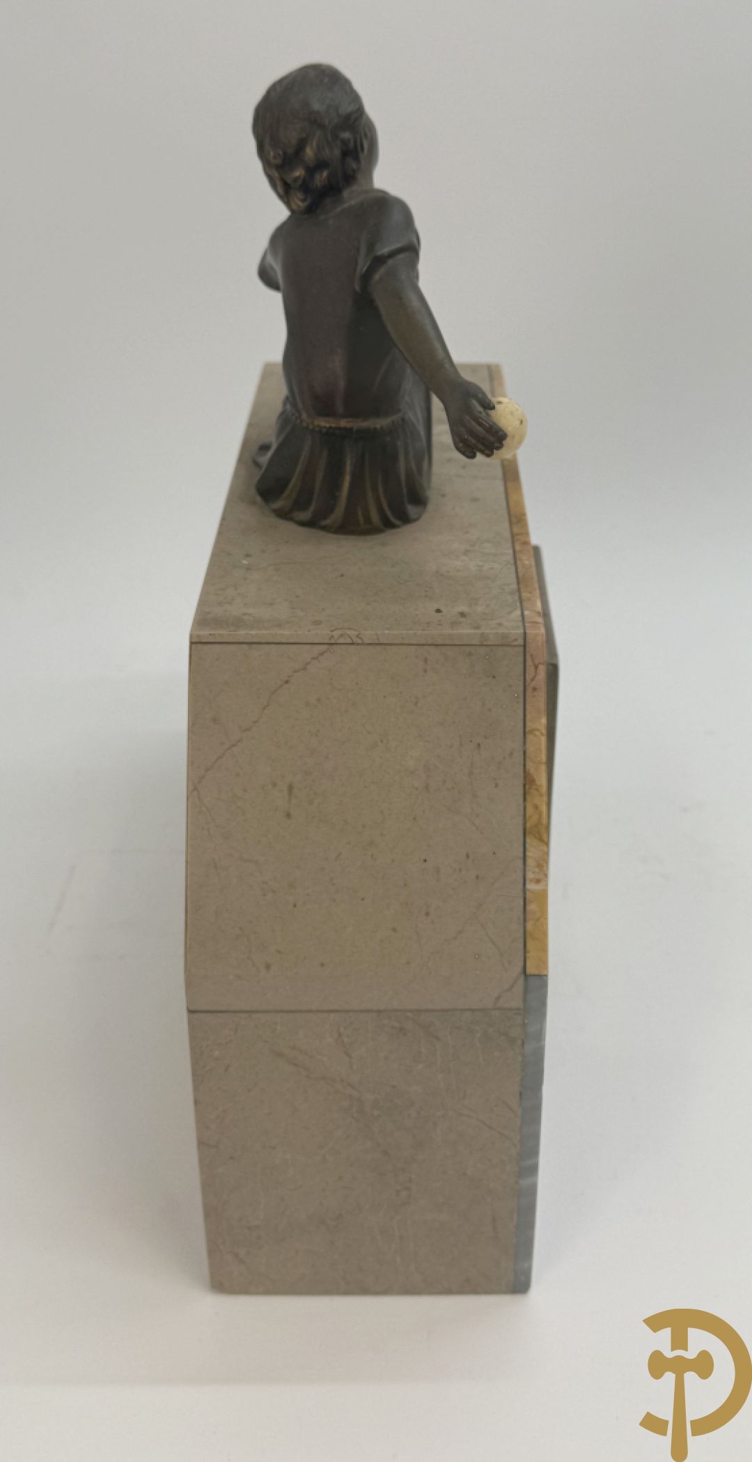 Driedelige marmeren Art deco garnituur, bovenaan bekroond met meisje met bal in zamak - geflankeerd door paar marmeren zijstukken