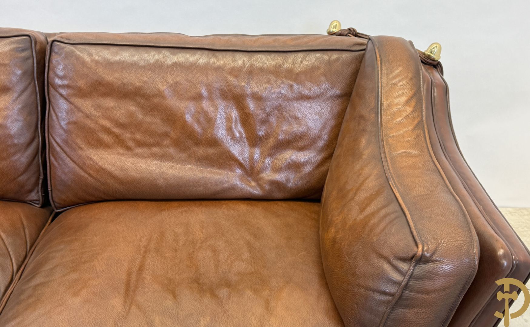 Bruin lederen canapé met kantelbare zijkanten en koperen denappels