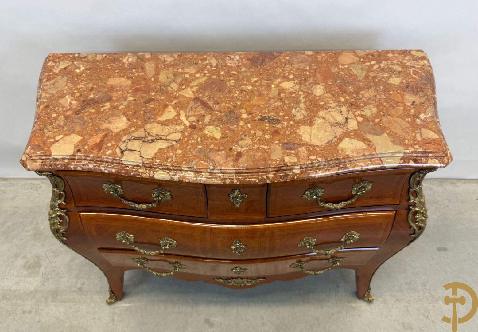 Gegalbeerde notelaren vierladencommode bezet met bronsbeslag en marmeren blad
