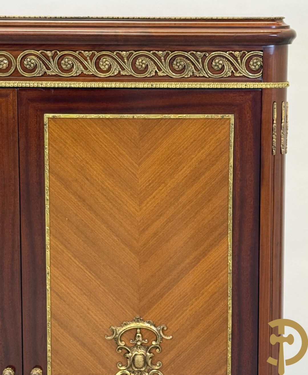 Notelaren tweedeurskast met bronsbeslag