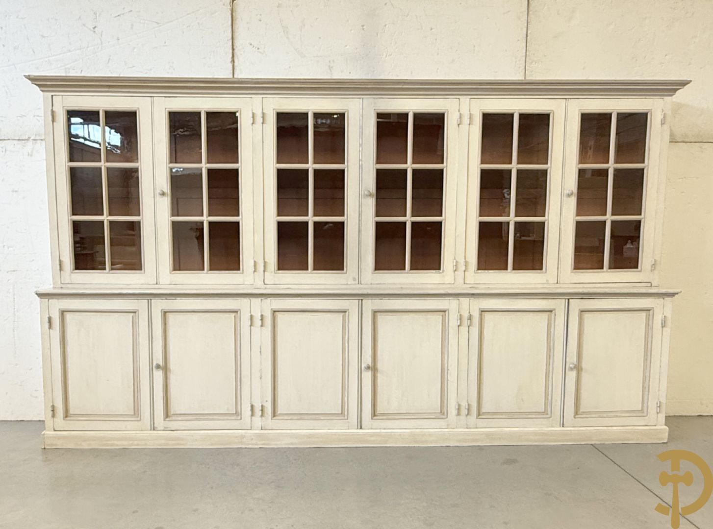 Beschilderde vitrine / buffet met 6 beglaasde deuren bonvenaan en 6 gesloten deuren onderaan