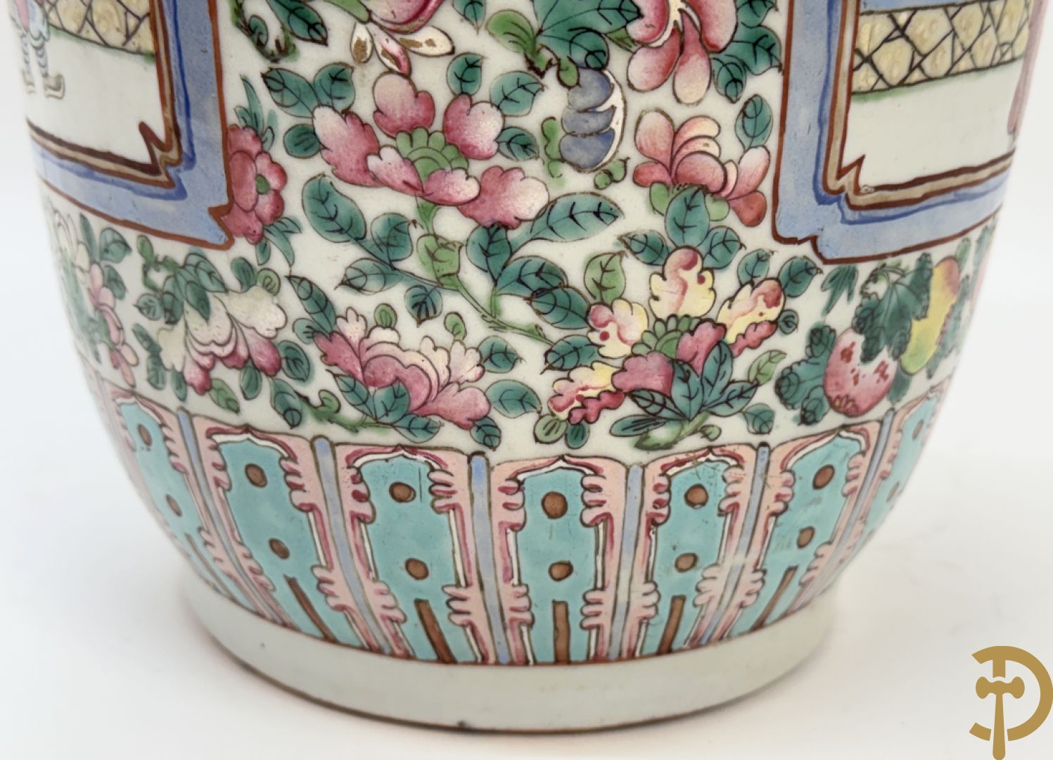 Chinese porseleinen vaas met geanimeerd decor en fond van bloemen, Kanton 19e