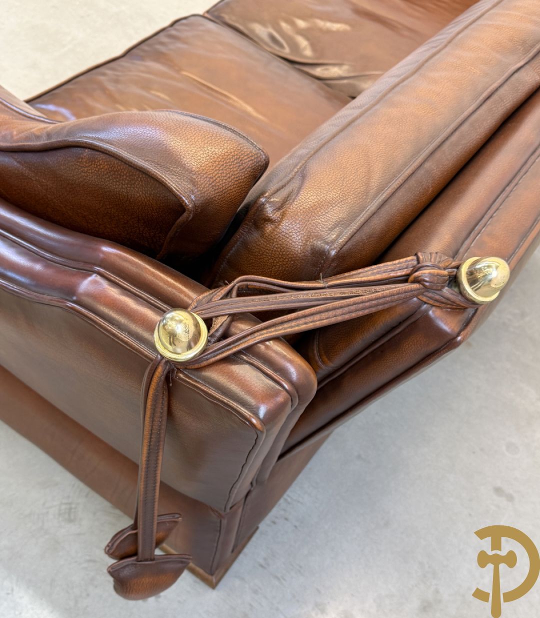 Bruin lederen canapé met kantelbare zijkanten en koperen denappels