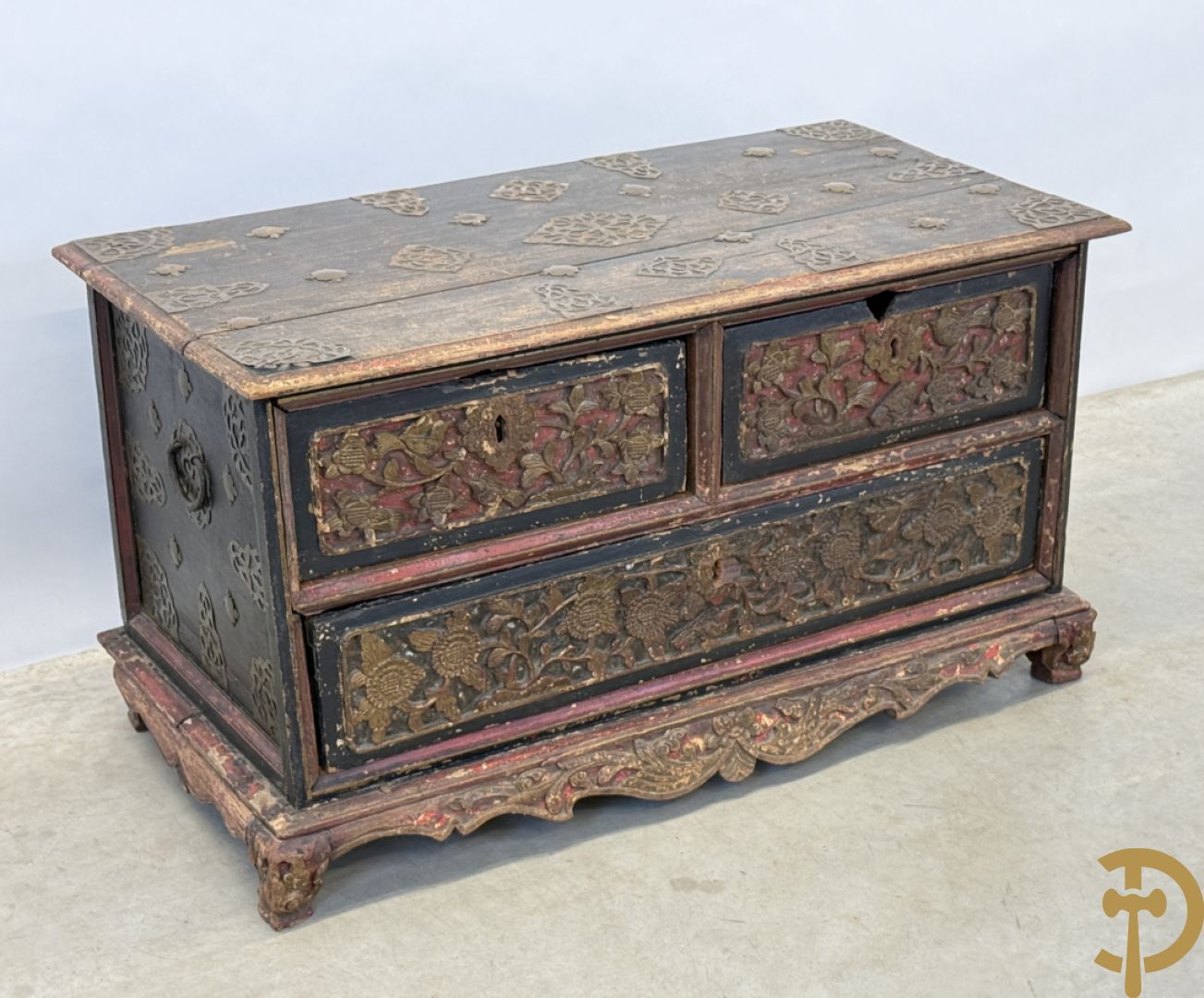 Indonesisch laag ladenkastje met sculptuur van accanthusranken en koperbeslag