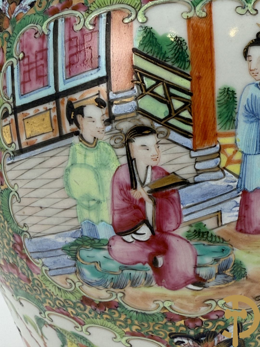 Chinese porseleinen Kantonvaas met geanimeerde taferelen, bloemen, vogel en vlinderdecor