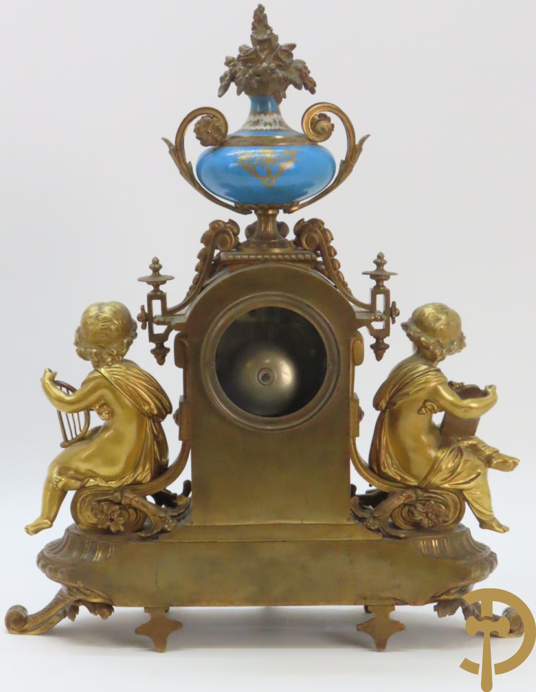 Driedelige bronzen garnituur bezet met Sèvres porselein bestaande uit pendule geflankeerd door paar cupido