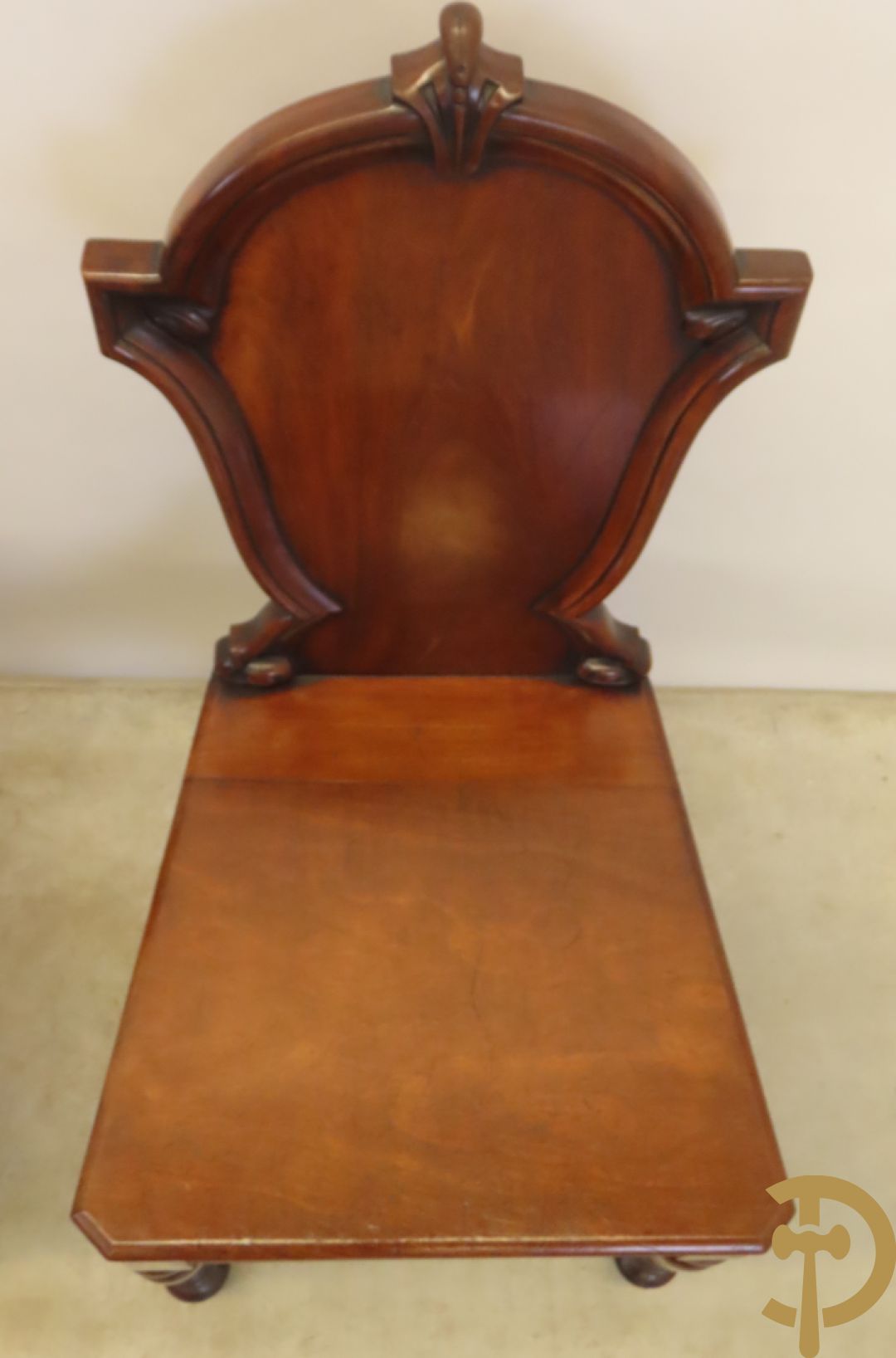 Twee Engelse mahoniehouten hall chairs, 2e helft 19e