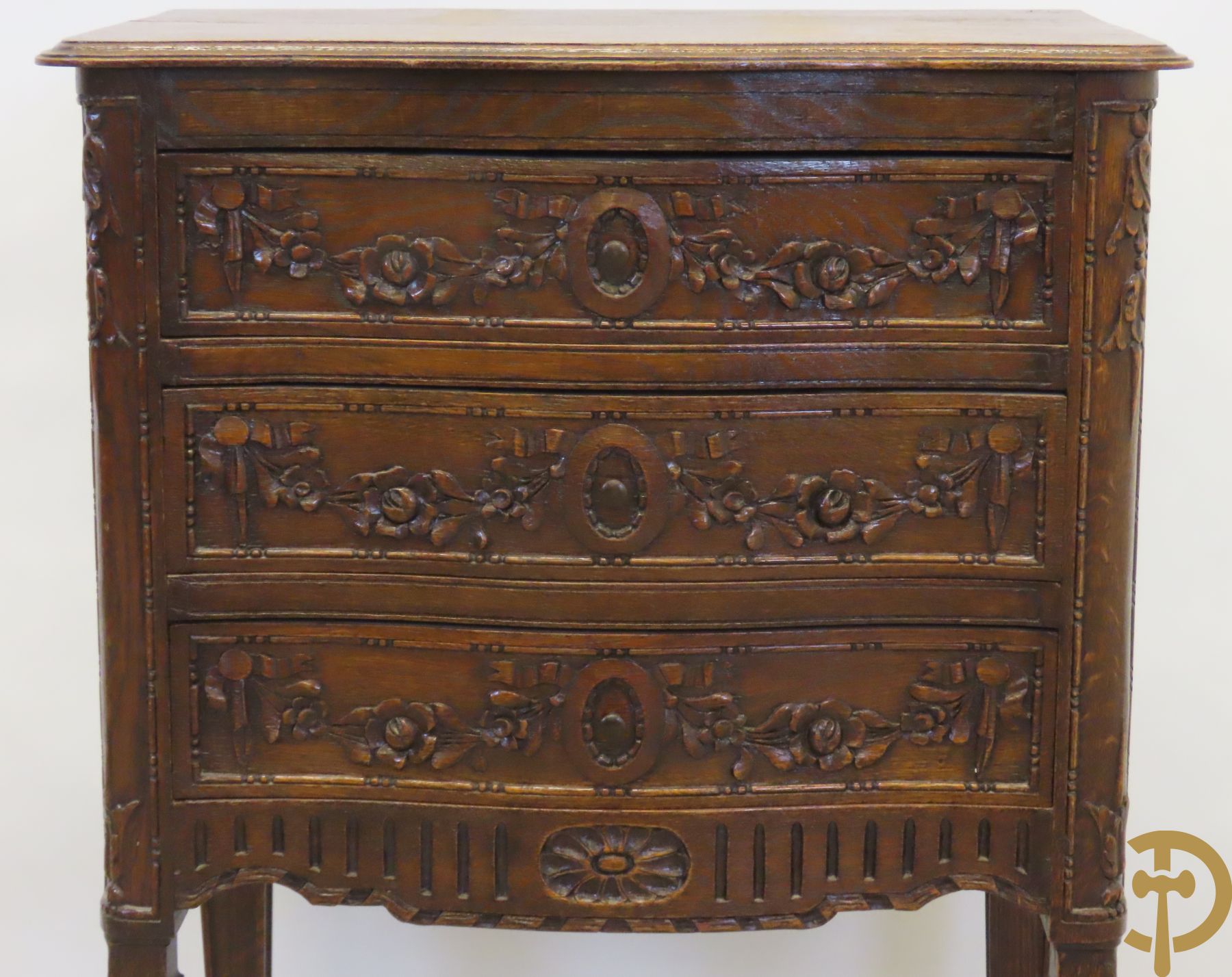 Massief eiken drieladencommode met bloemensculptuur, Louis XVI stijl op versmallende pootjes