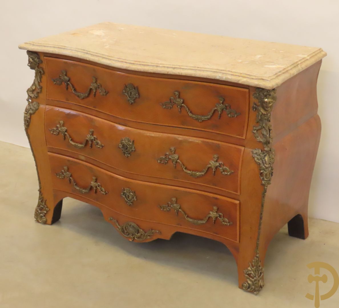 Notelaren gebombeerde drieladencommode met bronsbeslag en mazarinkoppen opzij - bovenaan met marmeren blad