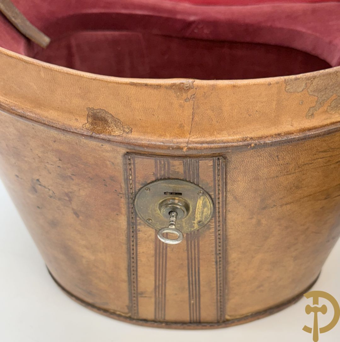 Engelse lederen hoedendoos + rond lederen doosje met lederen etui met verrekijker