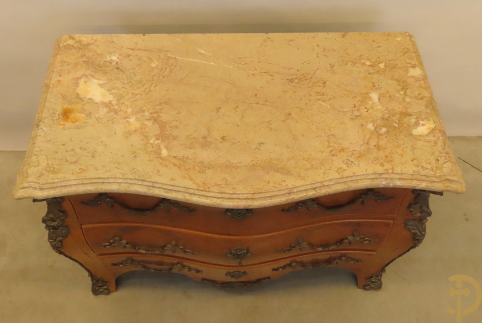 Notelaren gebombeerde drieladencommode met bronsbeslag en mazarinkoppen opzij - bovenaan met marmeren blad