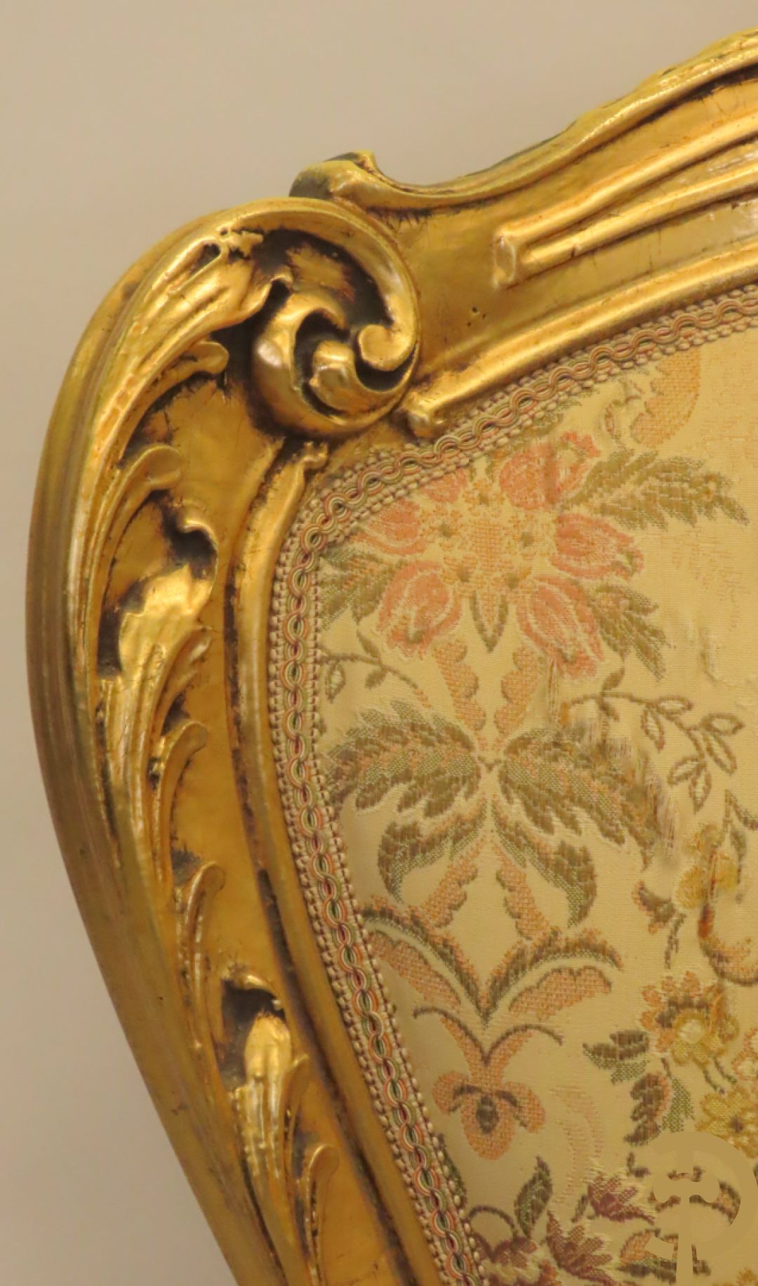 Uitzonderlijke vergulde Louis XV eetkamer bestaande uit vijfdeursdressoir met voluutvormige accanthusranken en rocailles, beschilderd met bloemenmotieven en centraal tafererel met hoornen des overvloeds + bijhorende spiegel vergulde tafel op voluutvormige poten met zes bijhorende stoelen + vitrine met accanthusranken en centrale deur, op voluutvormige poten