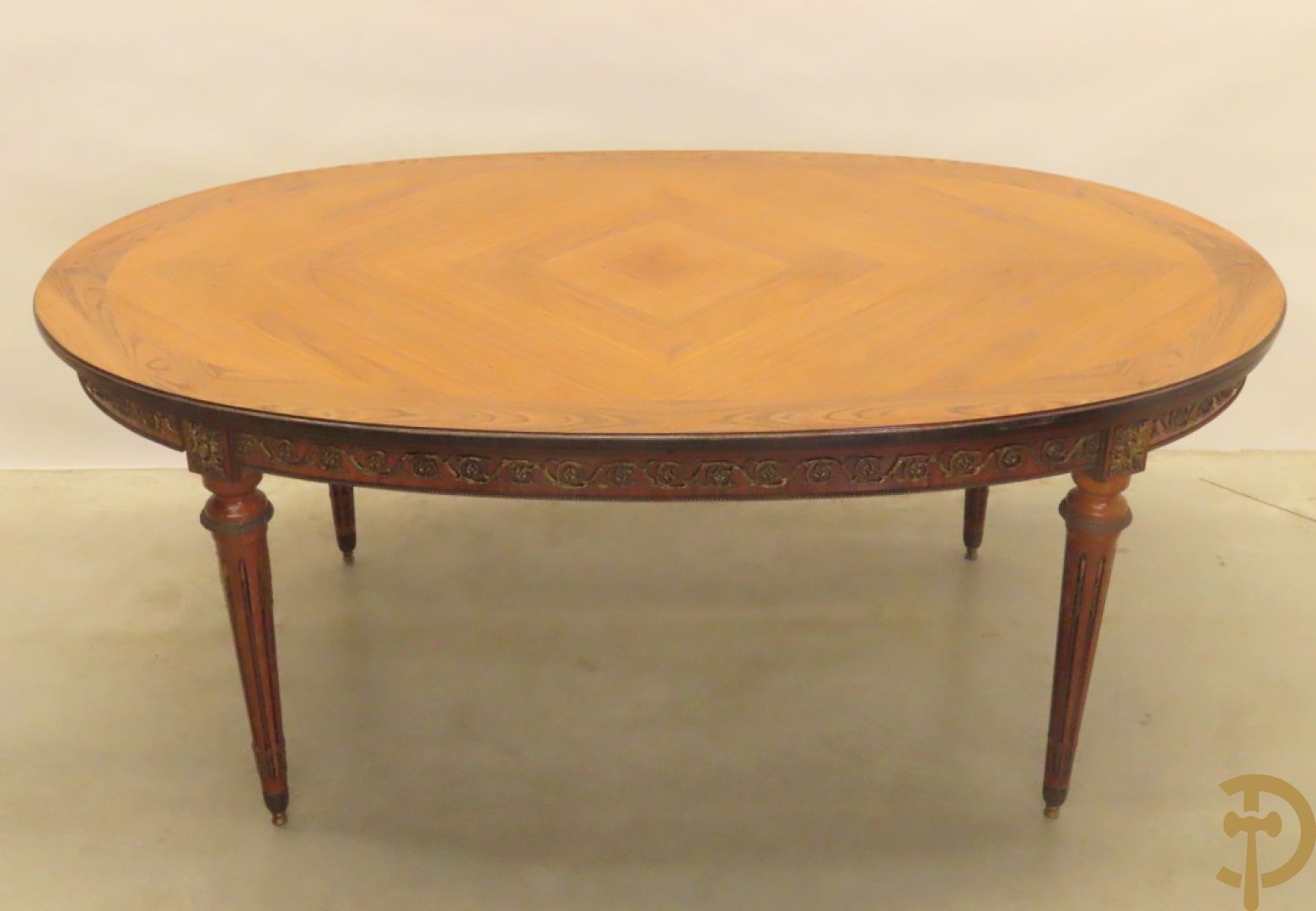 Notelaren eetkamer Louis XVI stijl bestaande uit vijfdeursdressoir met bloemenmarquetterie, bronsbeslag en wit marmeren blad, ovale uittrekbare tafel, 6 stoelen met leder bekleed en gegalbeerde vitrine met geslepen ruitjes