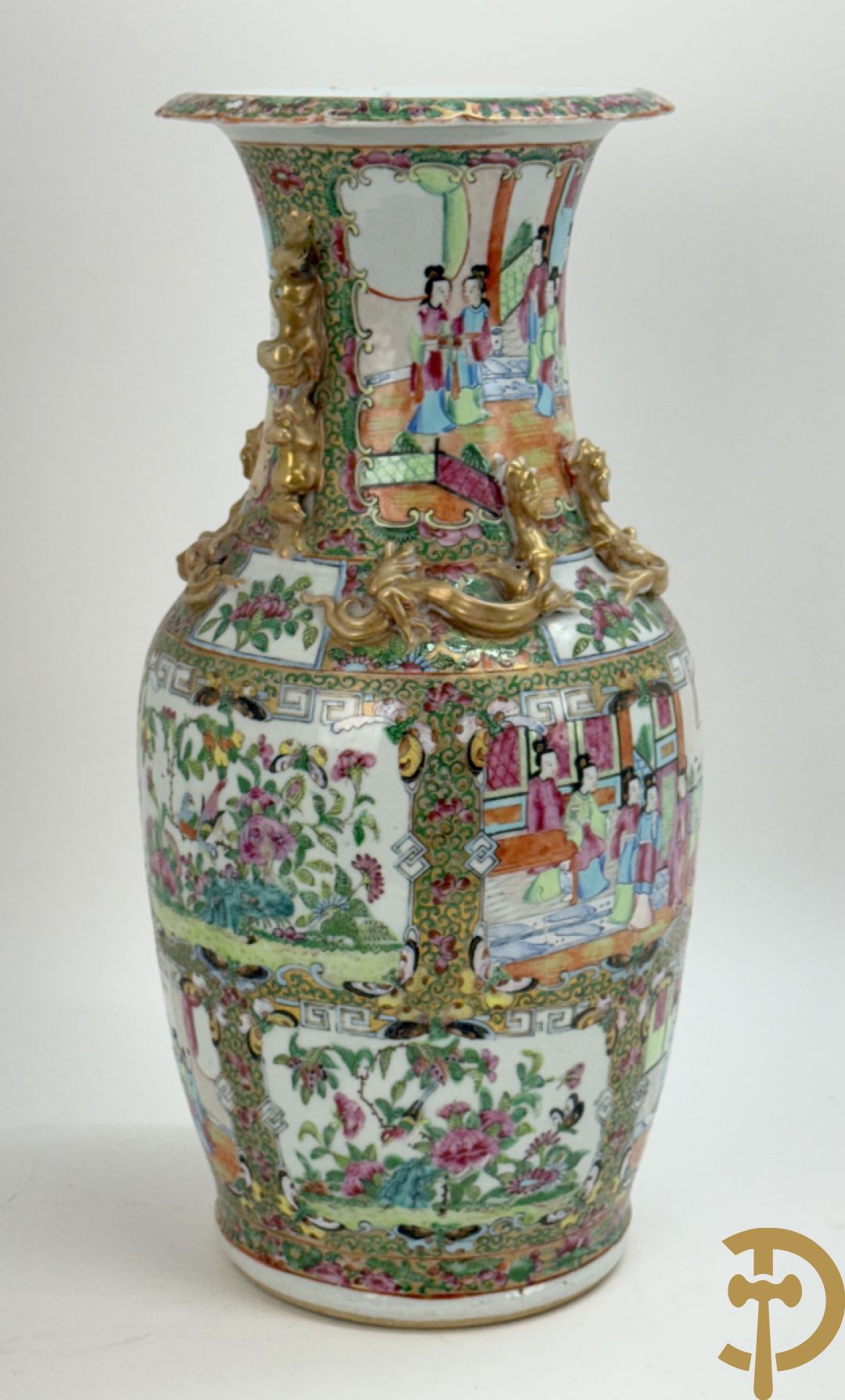Chinese porseleinen Kanton vaas met geanimeerde taferelen en natuurdecor