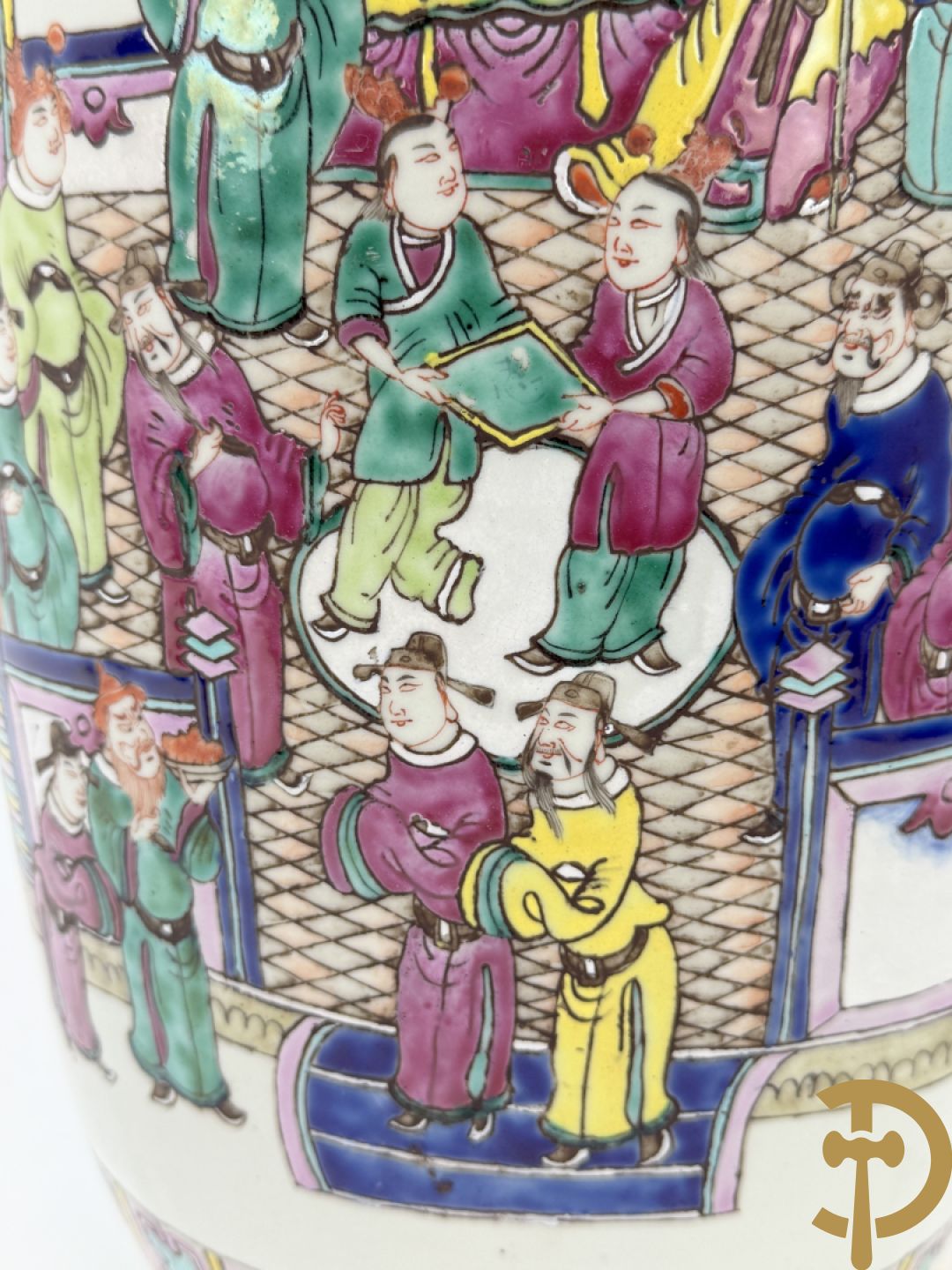 Chinese porseleinen vaas met dubbel decor van geanimeerd interieurzicht en mannen op paarden