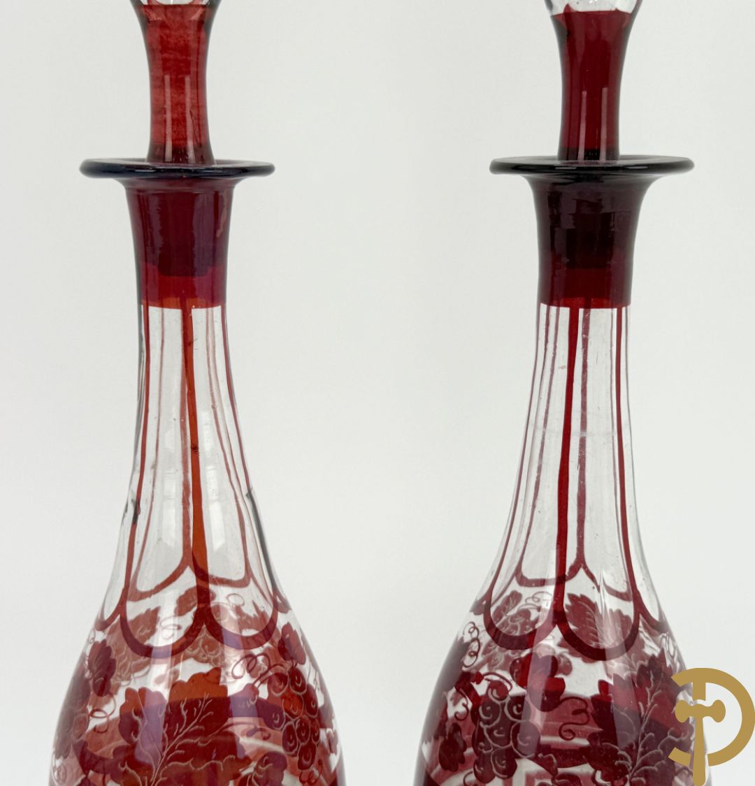 Paarse en rood gekleurde kristallen karaf Val-Saint-Lambert + 2 Boheemse karaffen + verzilverde decanteur met Louis XV motieven