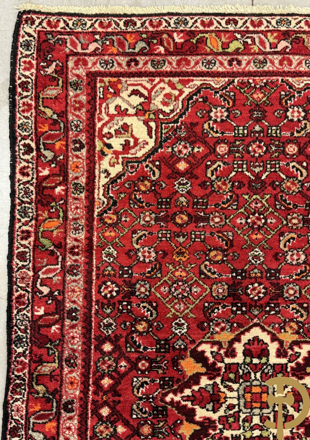 Drie oosterse handgeknoopte tapijten met bloemen- en vazendecor