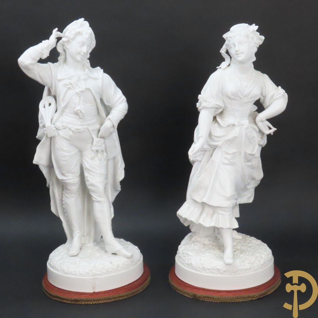 Paar grote witte biscuits van elegant koppel, onderaan gemerkt AM