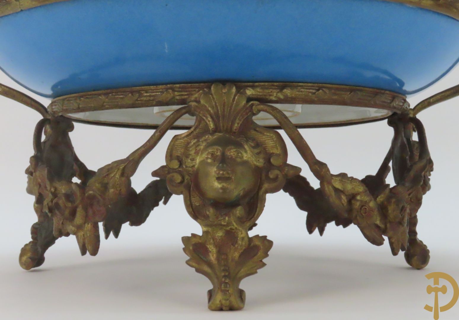 Porseleinen Sèvres schotel met handbeschilderd romantisch tafereel van lieflijk koppel gevat in bronzen houder - bezet met dameshoofden en accanthusranken, onderaan gemerkt Sèvres