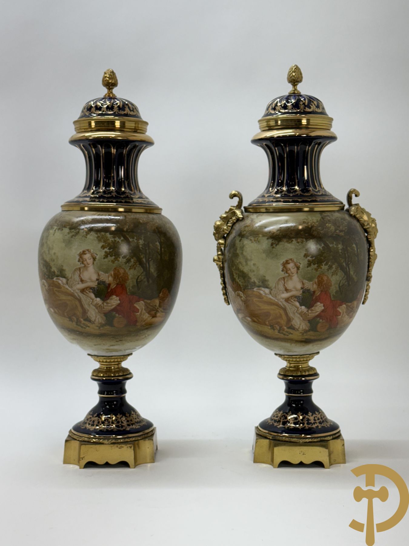 Paar Sèvres stijl vazen met bedrukt geanimeerd decor, naar Boucher