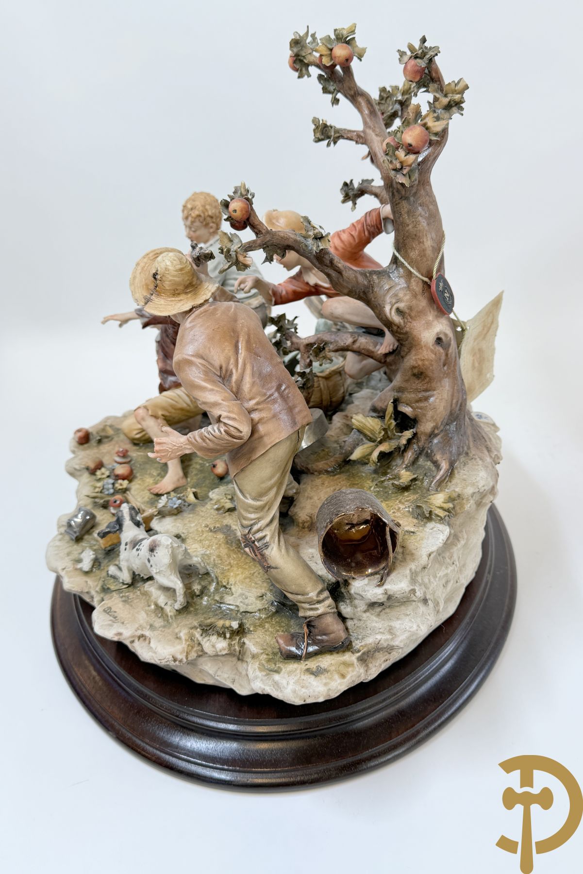 Twee grote Italiaanse groepen in 
gekleurde biscuit : jongens plukken appels - onderonsje aan tafel + 4 groepen in gekleurde Italiaanse biscuit