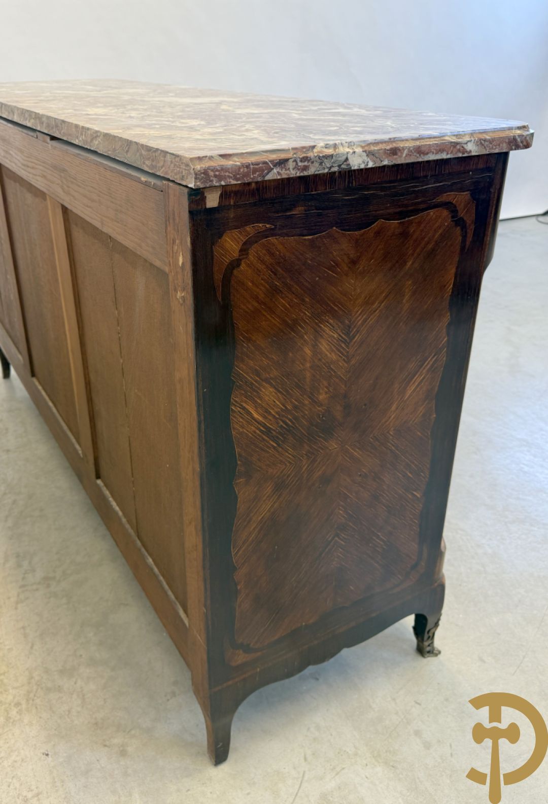 Notelaren driedeursdressoir met marmeren blad  bronzen sabots op de poten