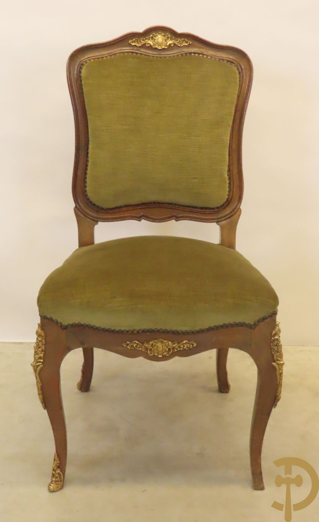 Gemarketteerde ovale notelaren tafel bezet met bronsbeslag van dameshoofden + stoel