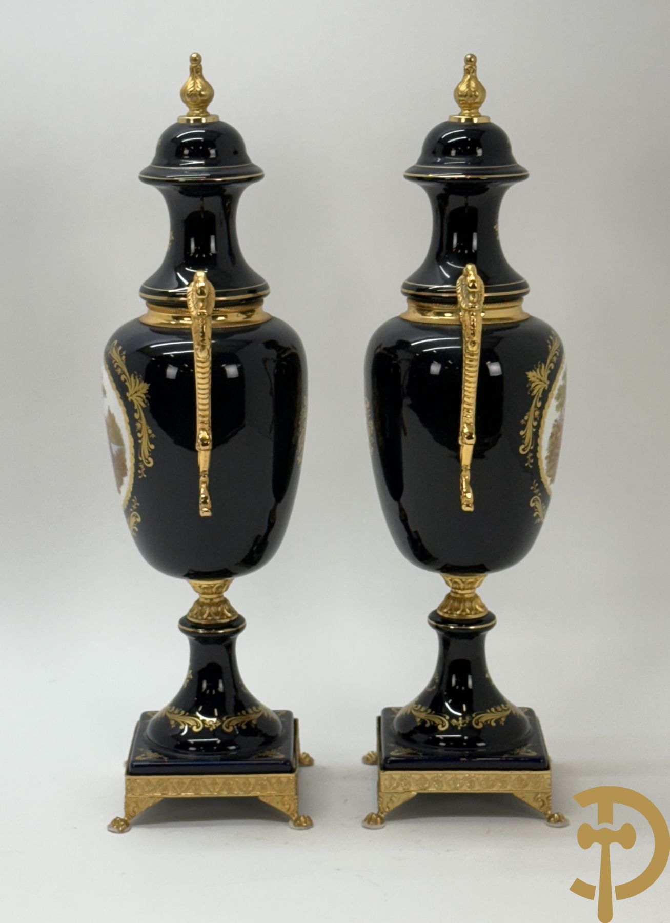 Paar kobaltblauwe siervazen met romantisch decalcomanie decor bezet met bronzen armen