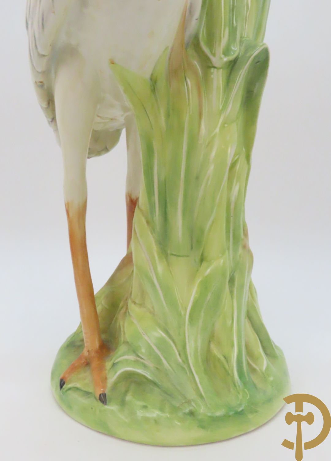 Keramieken zuil met ooievaar in het riet met cachepot erop, Italiaans, gemerkt