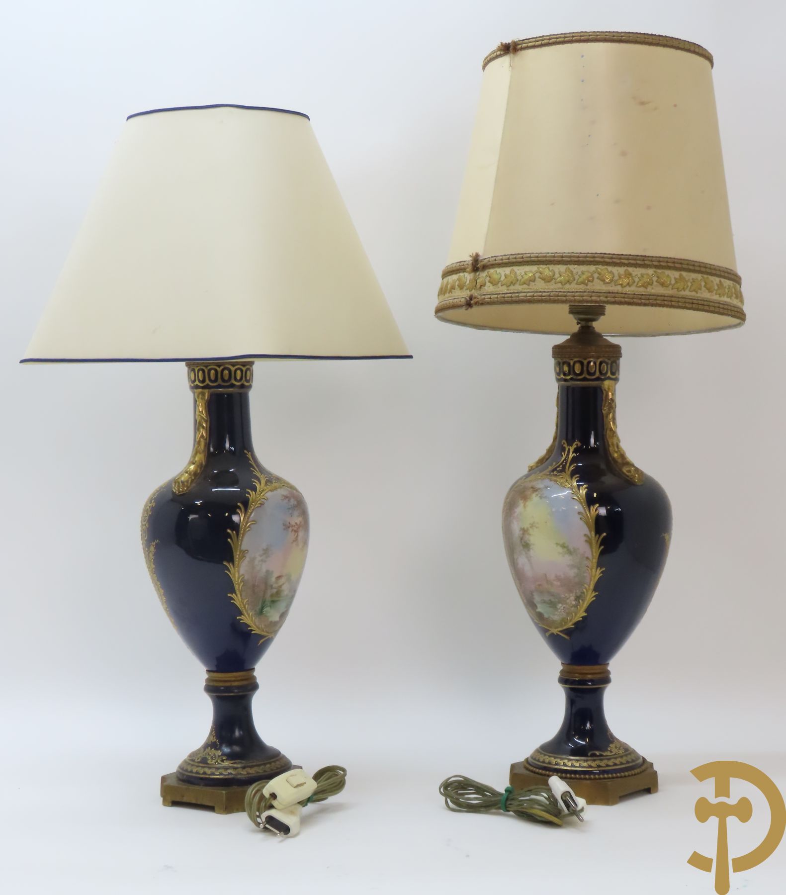 Paar kobaltblauwe porseleinen vazen met dubbel motief als lampadaire