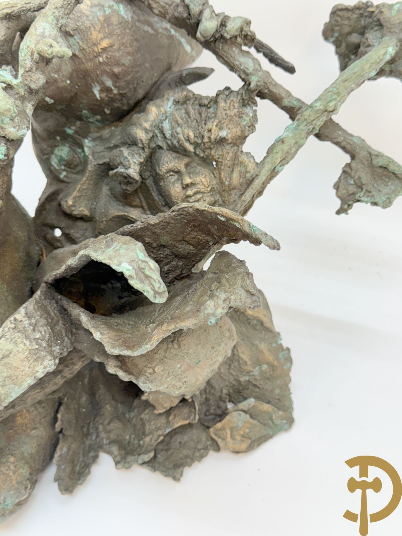 Lampens Mark (van maar ongetekend)  bronzen sculptuur met voet, maskers en fles