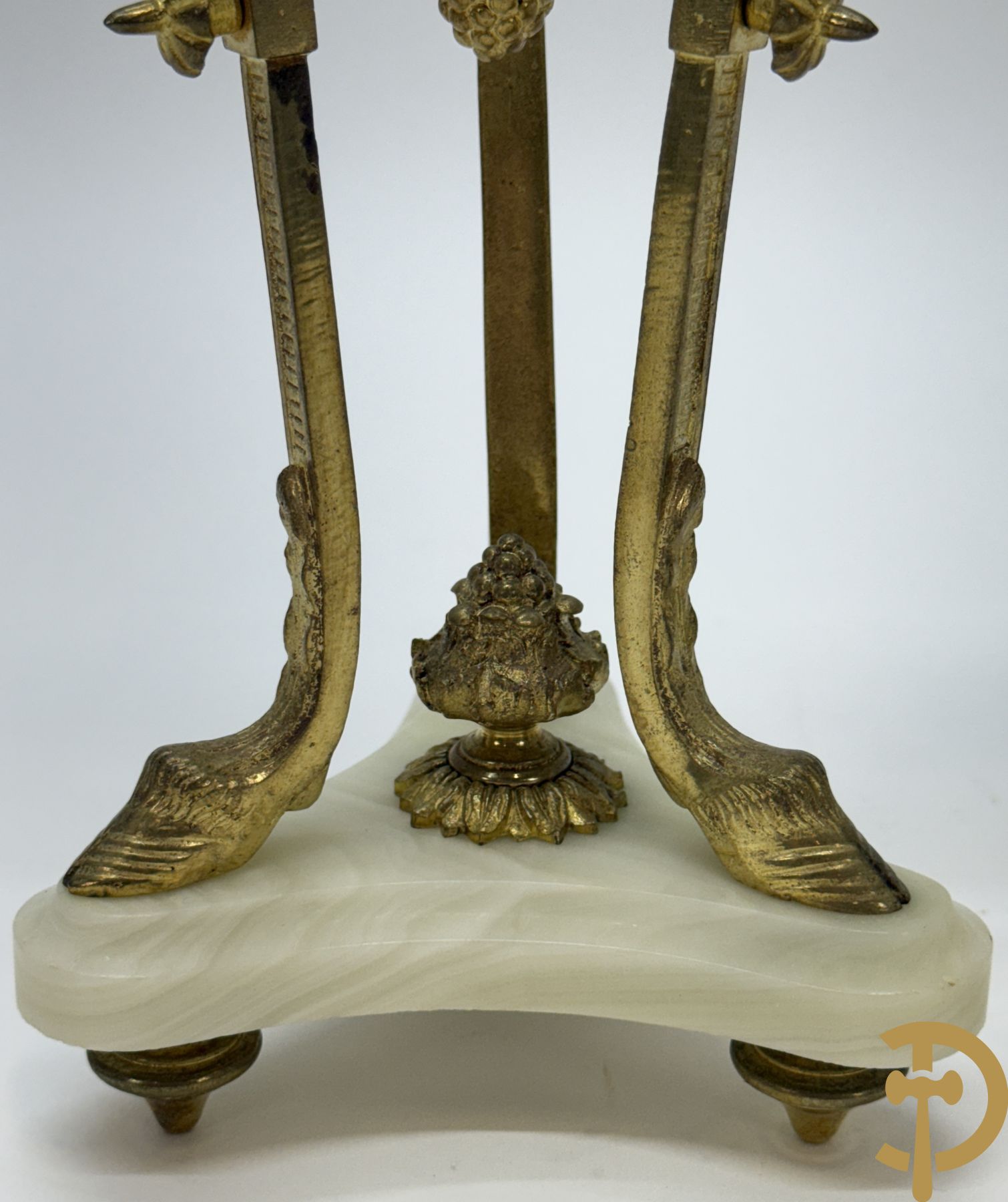 Paar vuurvergulde bronzen cassolettes met onix bezet met bokkepootjes en ramskoppen, bovenaan met flambeau