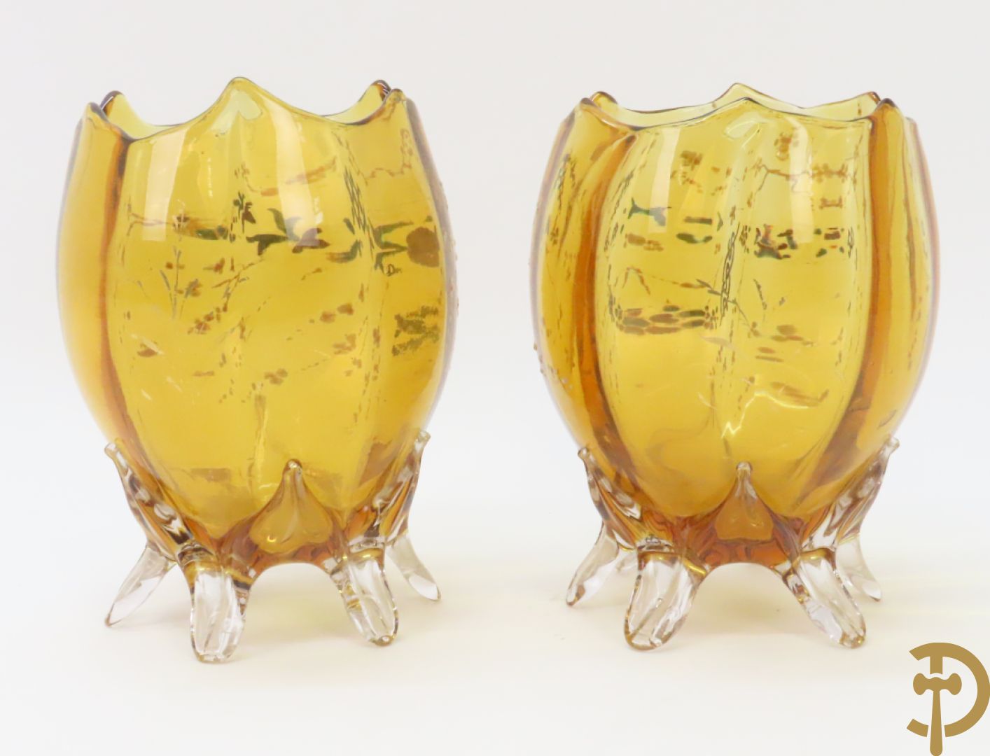 Mongeblazen glazen driestel bestaande uit centrale coupe met 2 oren, zijdelings met 2 eivormige coupes met gekleurd bloemendecor