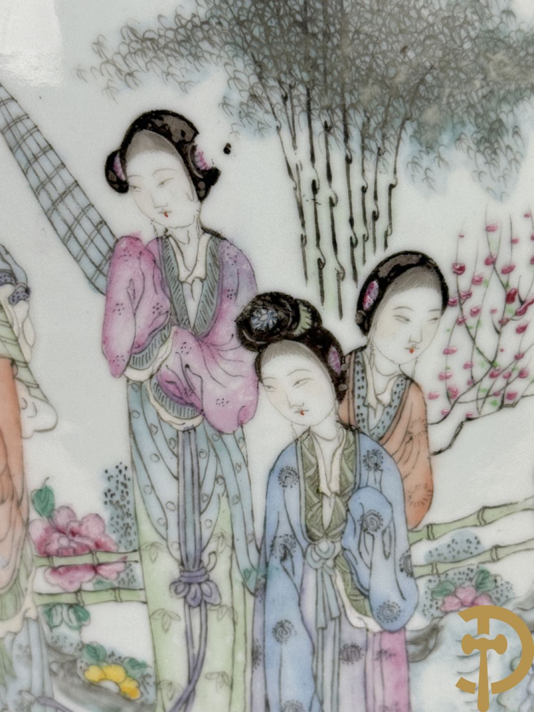 Paar Chinese porseleinen vazen met decor van dames in landschap