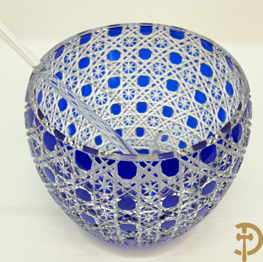Blauwe handgeslepen en gefacetteerde kristallen punck bowl