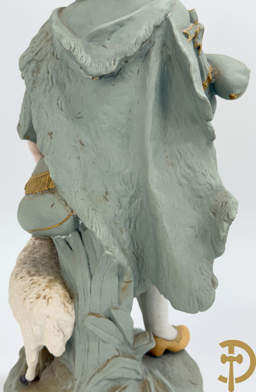 Paar grote Franse gekleurde biscuits van meisje en 
 jongen met schaap en geit