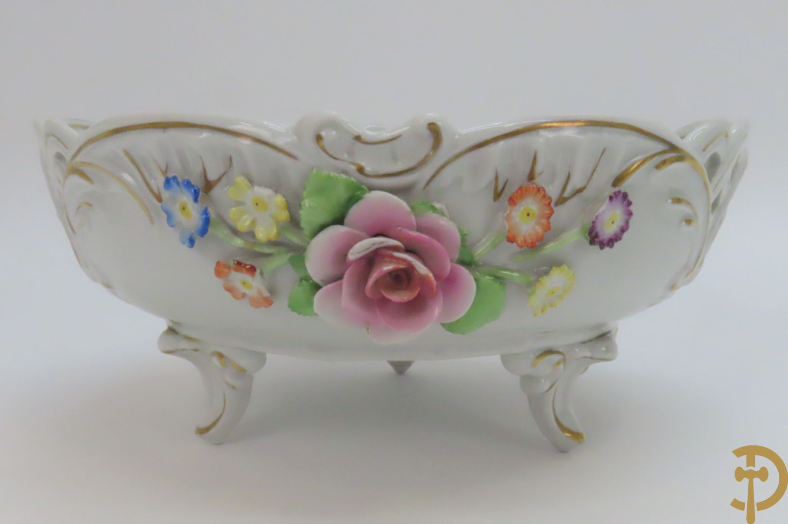 Driearmige porseleinen kandelaar met bloemenmotieven, onderaan gemerkt Plaue + porseleinen coupe Plaue + Limoges schenkkan met bloemendecor