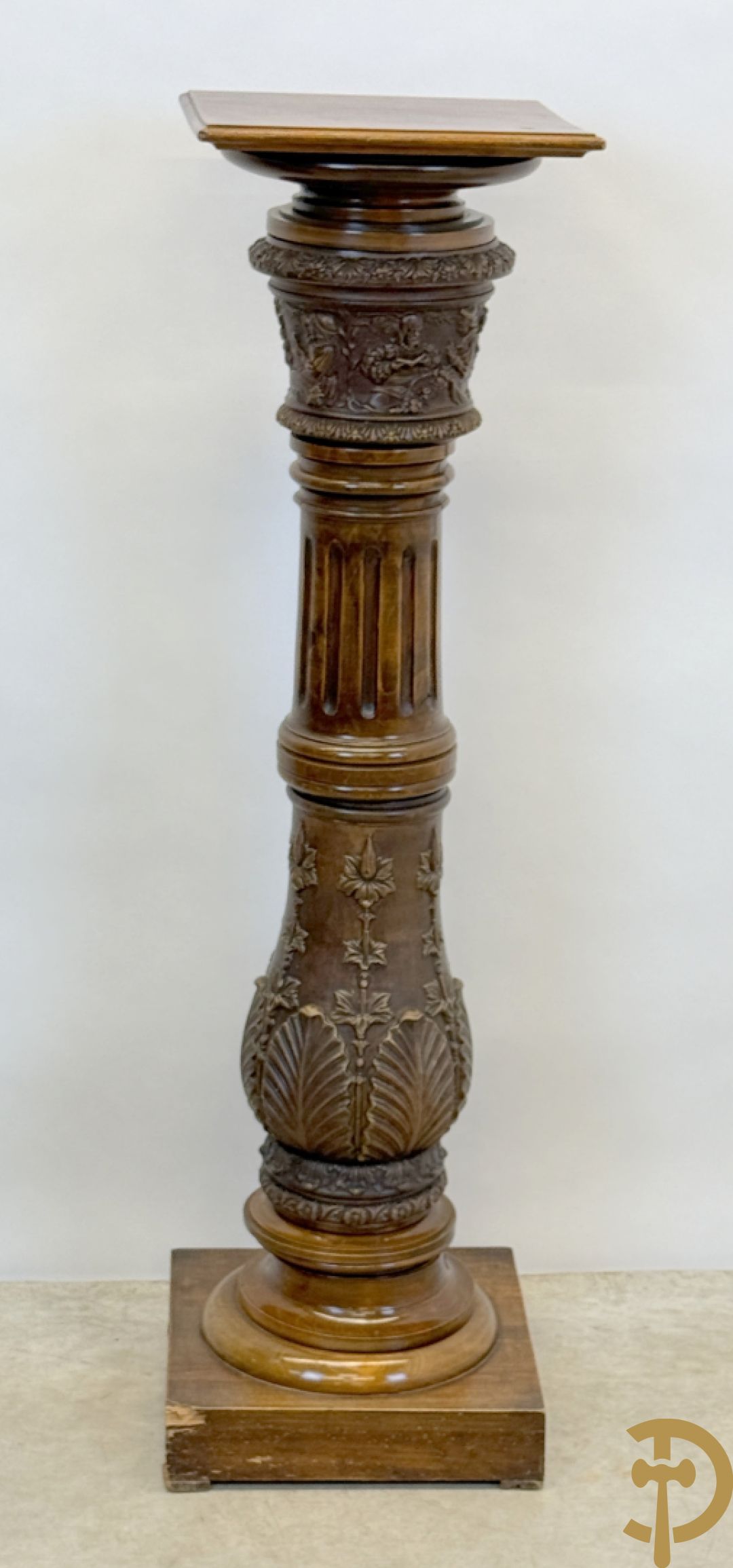 Gecanneleerde zuil met onderdelen in terra cotta bezet met basrelief van personages