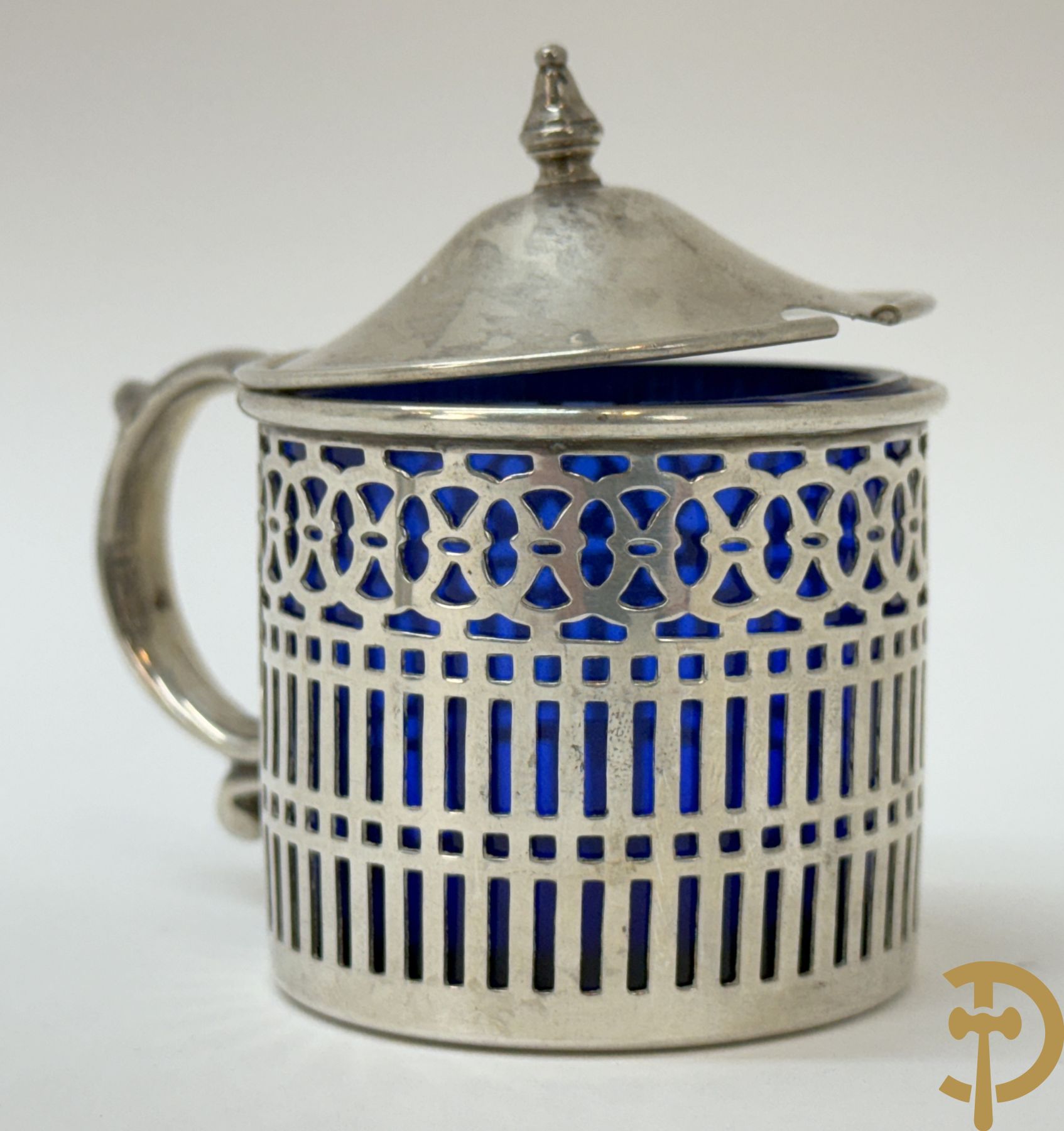 Massief zilveren schelp met lepeltje + 2 openklapbare   sucriers + peper- en zoutstel + mosterdpotje met zilveren omhulsel