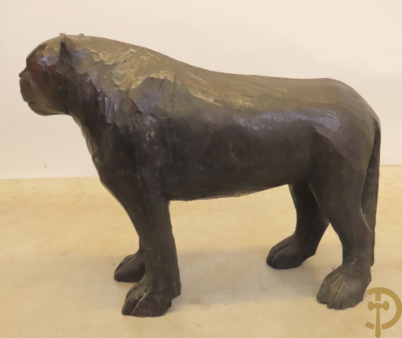 Kareem I.A. getekend onderaan : Houtgesculpteerde en gepatineerde panter