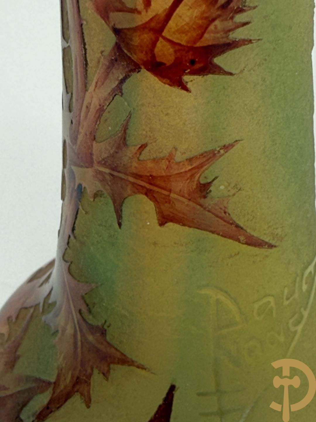 Vaasje in glaspasta met disteldecor, Daum Nancy getekend